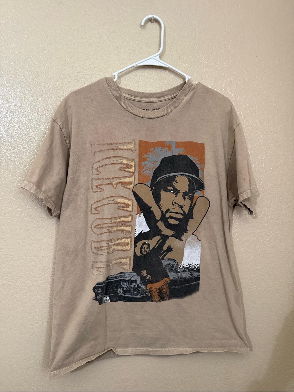 Women's Short-Sleeve Graphic Tee in Beige - Casual Everyday Style